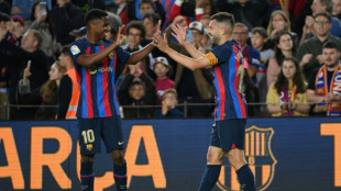 El Barcelona se impulsa hacia el título, el Elche baja a Segunda División