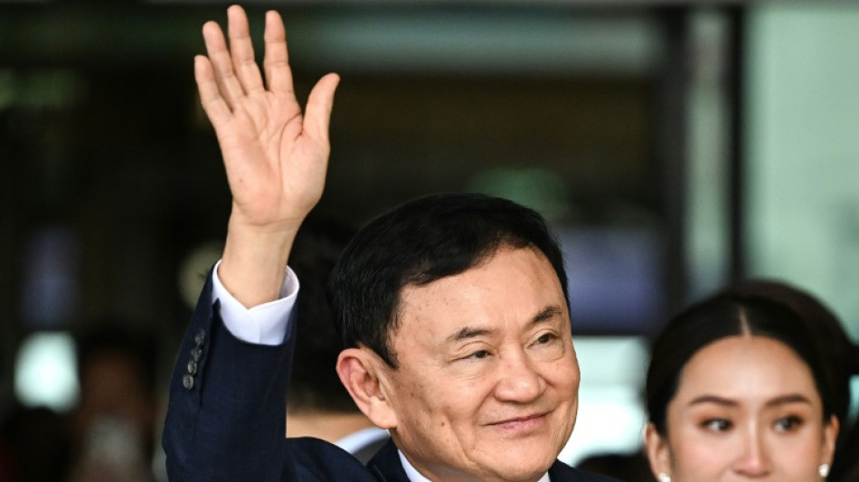 Ex-premiê tailandês Thaksin Shinawatra retorna do exílio e é detido