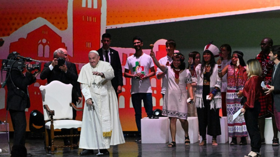 El papa firma con los jóvenes un pacto para "una economía de paz"