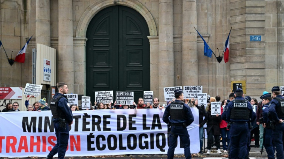 Action coup de poing devant des ministères pour dénoncer l'"inaction climatique" du gouvernement