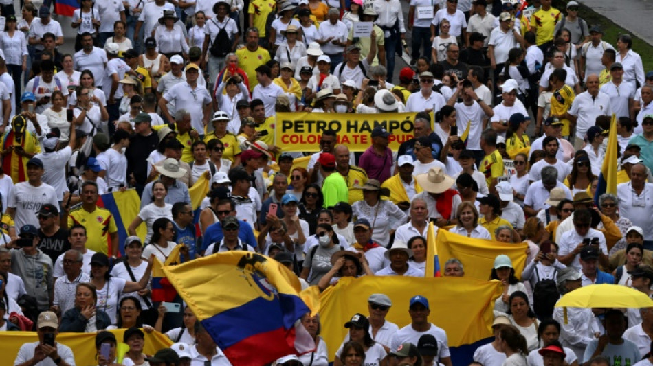 Colombie: des dizaines de milliers de personnes manifestent contre Petro