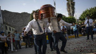 'Dançarinos da morte' carregam caixões e desafiam a dor do adeus no Peru