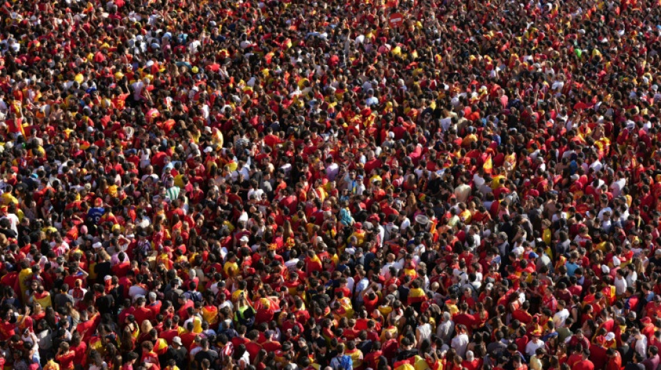 Miles y miles de aficionados vitorean a la selección española en Madrid