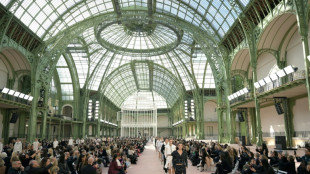 Chanel volta a desfilar no Grand Palais, antes de anunciar novo diretor artístico