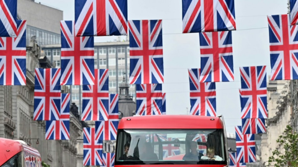 À sombra de Elizabeth, coroação de Charles não comove britânicos