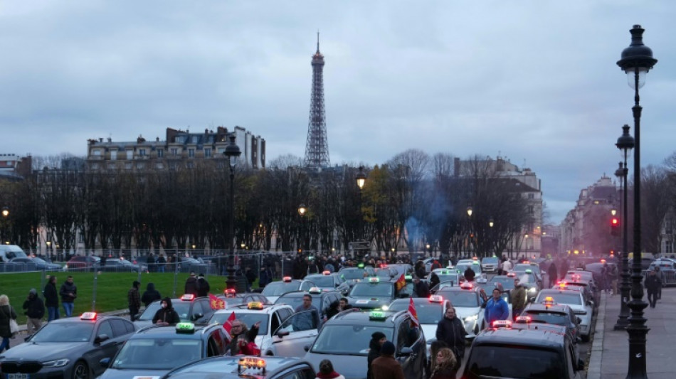 Transport des malades: 500 taxis manifestent près de l'Assemblée nationale à Paris