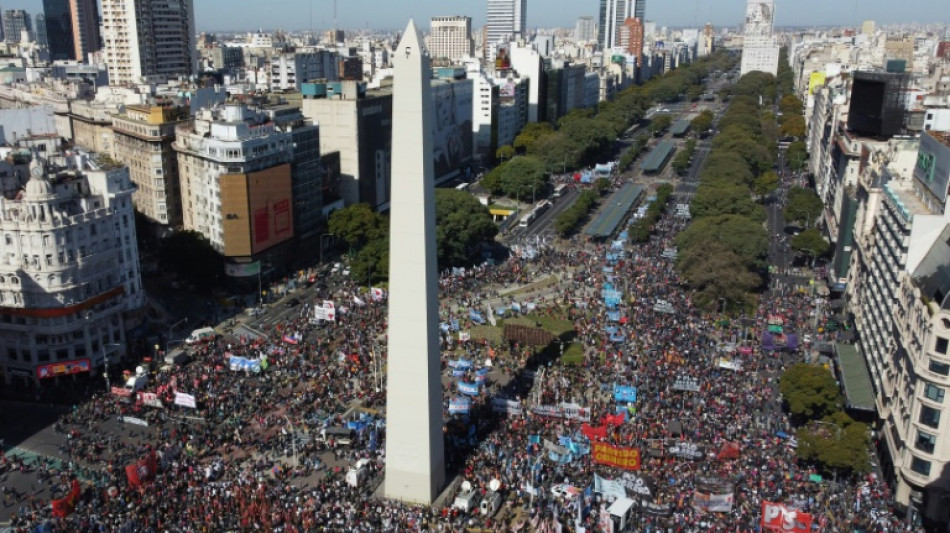 Centenas marcham por justiça após morte de manifestante detido na Argentina