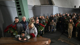 Hommage à Kiev à deux militaires tombés amoureux et morts ensemble sur le front