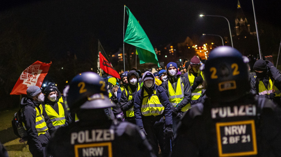 In Germania manifestanti ostacolano l'avvio del congresso di Afd