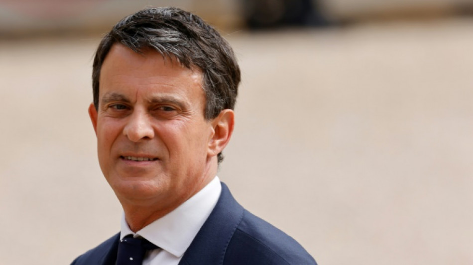 Manuel Valls, retour surprise dans des Outre-mer en crise