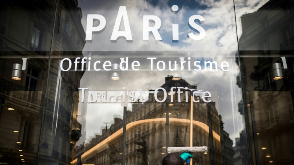 Last tourist information centre in Paris closes