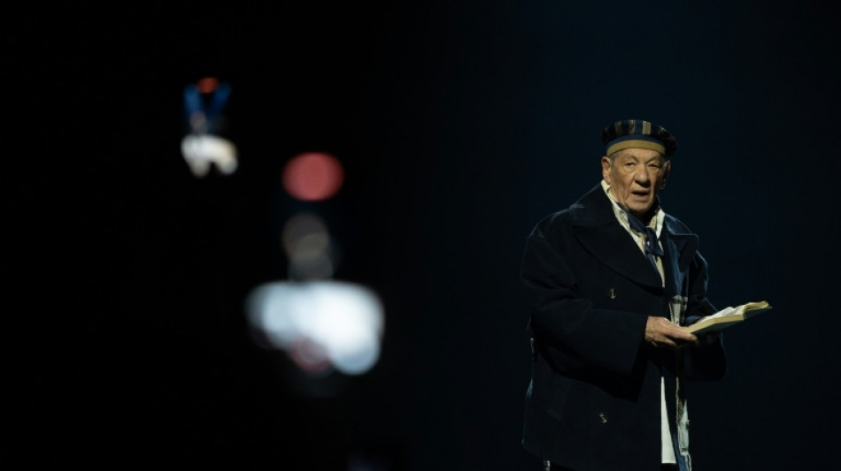 El actor Ian McKellen, de 'El señor de los anillos', sufre una caída en un teatro londinense