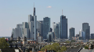 Klimaaktivisten demonstrieren vor Banken in Frankfurt gegen Finanzierung von fossilen Projekten