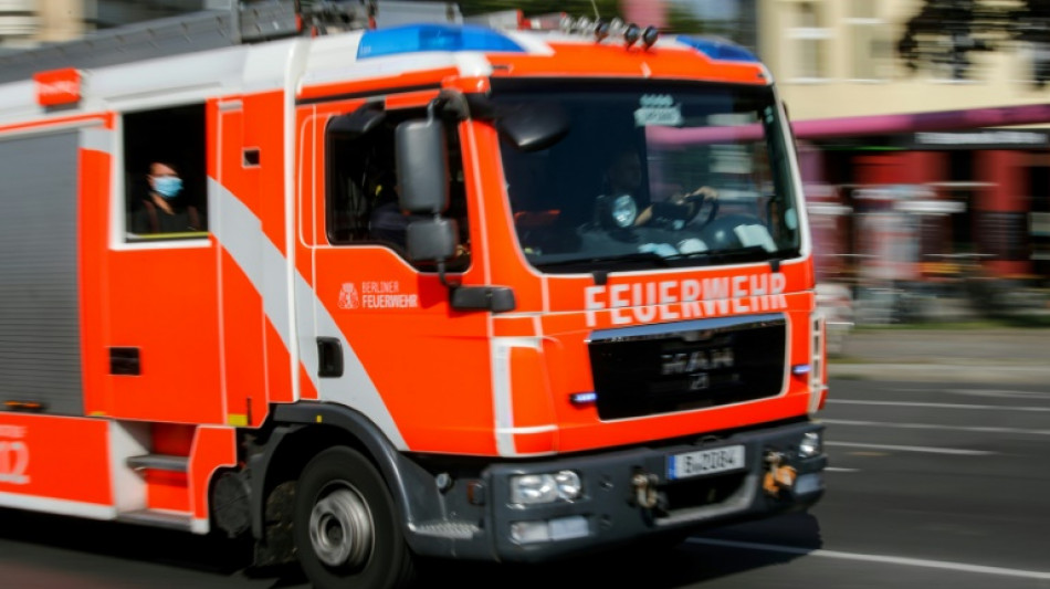 Berlin: Feuerwehr entdeckt Toten in brennendem Wohnwagen an Straßenrand