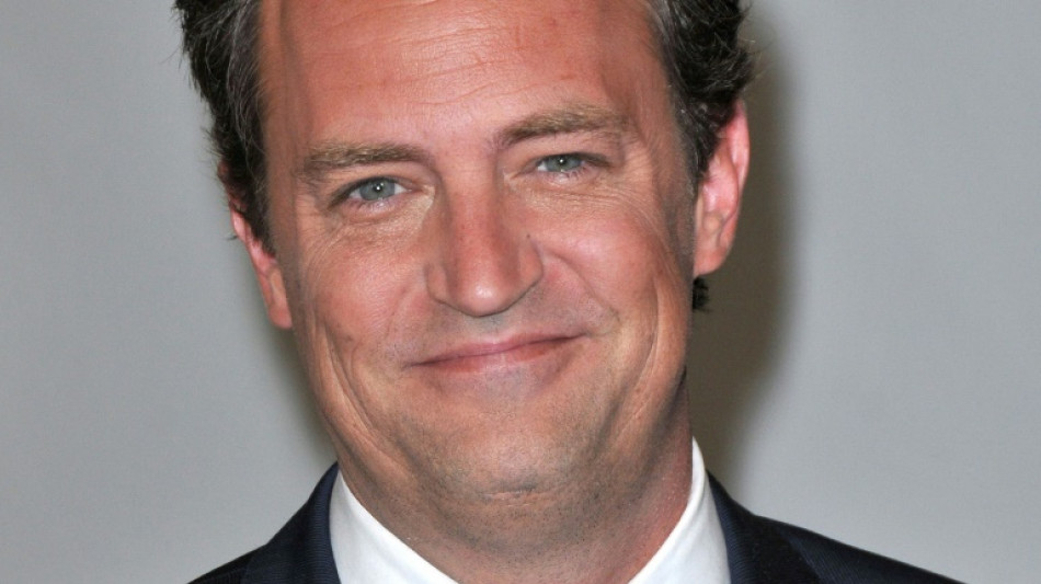 Choc et pluie d'hommages après le décès de Matthew Perry, star de la série "Friends"