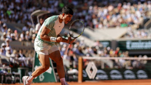 Alcaraz doma el viento en París y avanza junto a Djokovic y Sabalenka