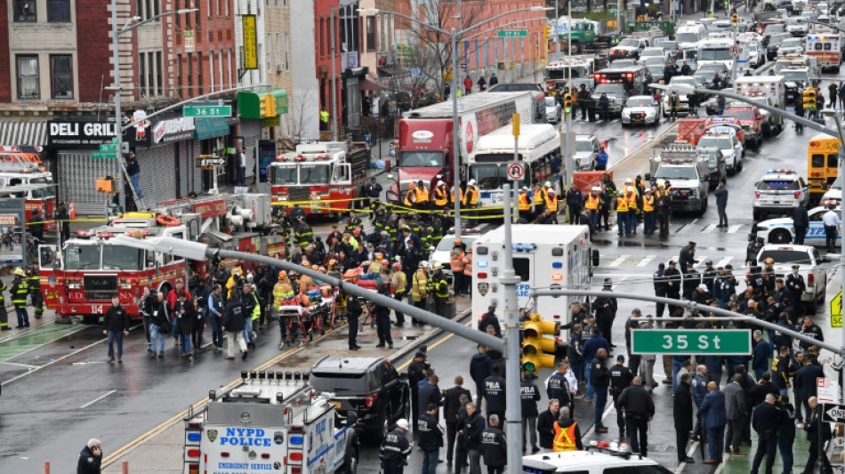 Un hombre con una máscara de gas deja 17 heridos en tiroteo en el metro de Nueva York