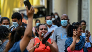 Sri Lanka: les manifestants défient le couvre-feu, levée du blocage des réseaux sociaux