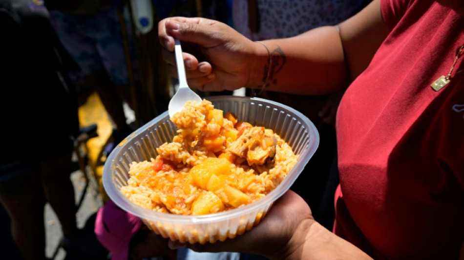 Justiça argentina ordena que governo Milei entregue alimentos a cozinhas comunitárias