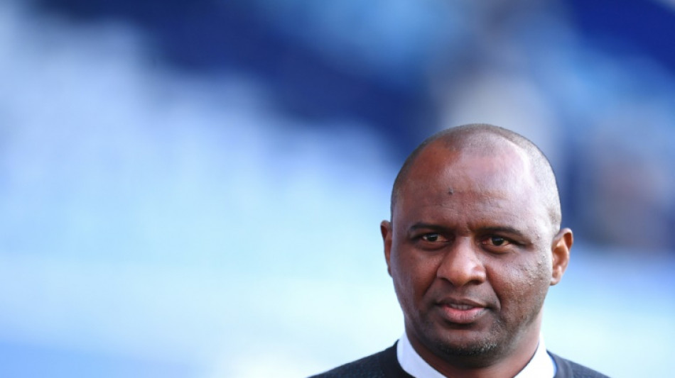 Angleterre: pris à partie, Patrick Vieira envoie au sol un supporter d'Everton