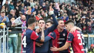 Il Cagliari batte 4-1 il Lecce e respira. Delusione dei pugliesi