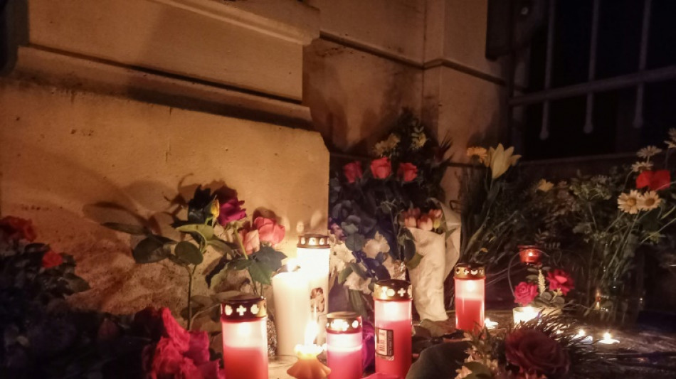 Flores y velas frente a la casa de Tina Turner en Suiza