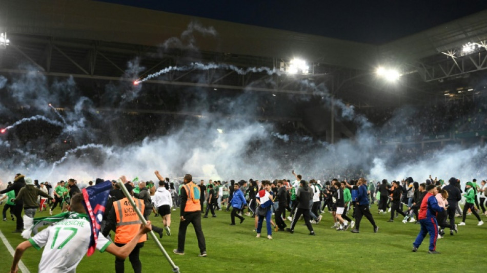 Foot/Barrage L1-L2: Envahissement du terrain et lancers de fumigènes à Saint-Etienne à la fin du match