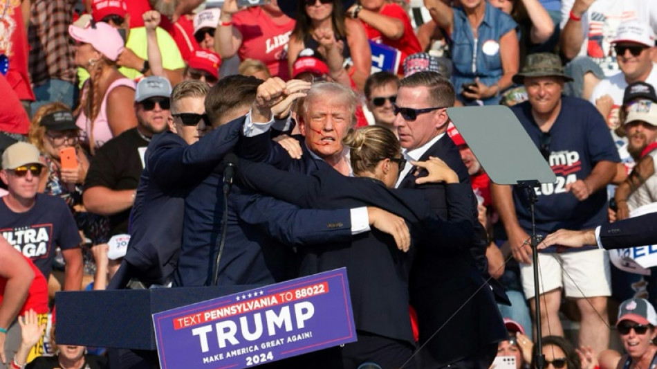 Trump évacué d'un meeting de campagne avec du sang sur l'oreille, des détonations entendues