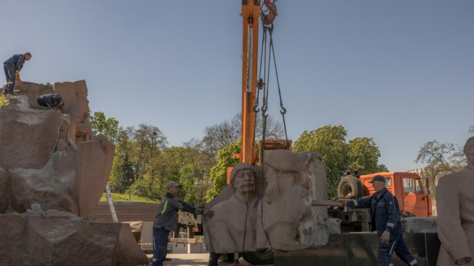 Kiev remove monumento soviético que exalta amizade com a Rússia