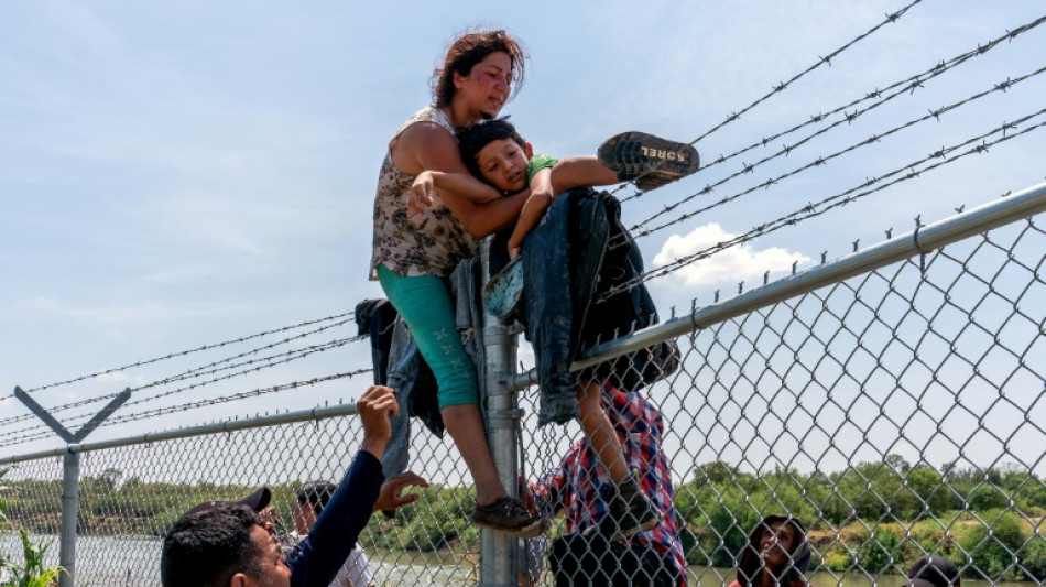 Boias, cercas e arames farpados: nada impede os migrantes rumo aos EUA