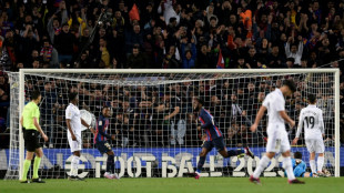 El Barcelona remonta al Real Madrid y acaricia la Liga