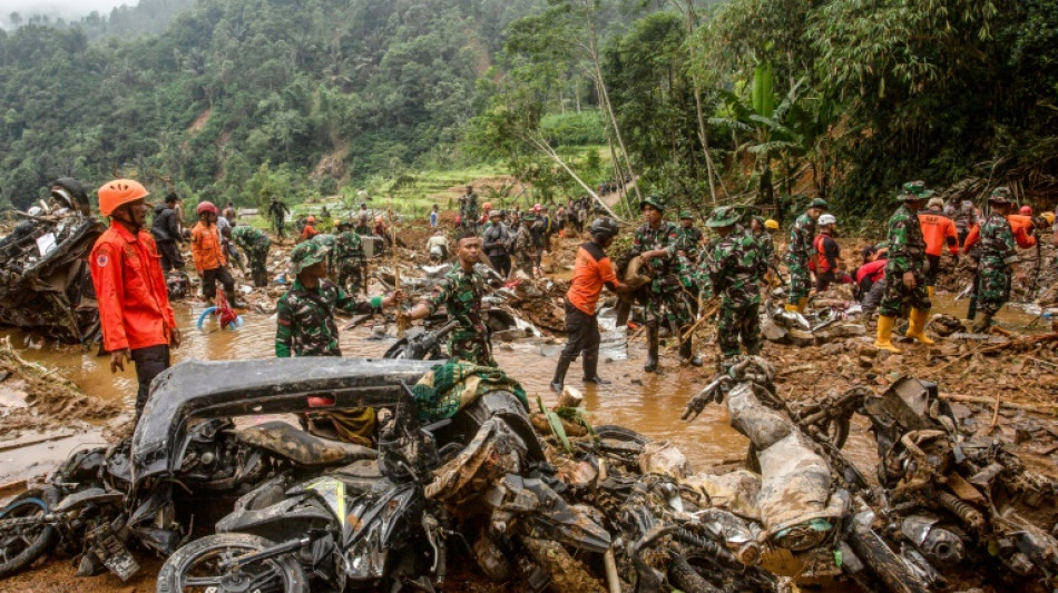 Indonésie: le bilan du glissement de terrain s'élève à 22 morts, recherches suspendues