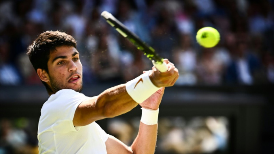 Alcaraz no brilla pero avanza en Wimbledon, Swiatek le acompaña