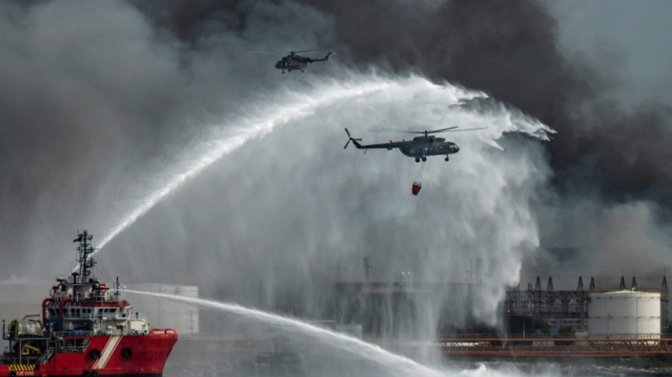 Bomberos declaran "controlado" el incendio de tanques de petróleo en Cuba