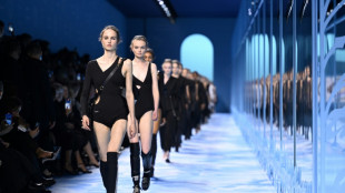 Dior homenageia as atletas com desfile de amazonas em Paris