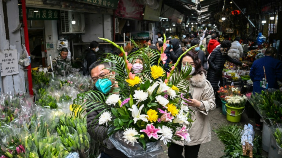 Mercados de la ciudad china de Wuhan celebran Año Nuevo Lunar, pese al recuerdo del covid-19