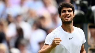 Alcaraz avanza en su camino para enfrentarse a Djokovic en Wimbledon, Jabeur logra su revancha