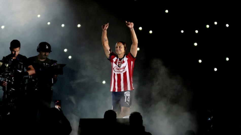 'Chicharito' Hernández, recibido como leyenda de las 'Chivas' de México