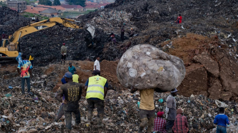 Encontrados 19 corpos e buscas continuam após deslizamento em aterro sanitário em Uganda