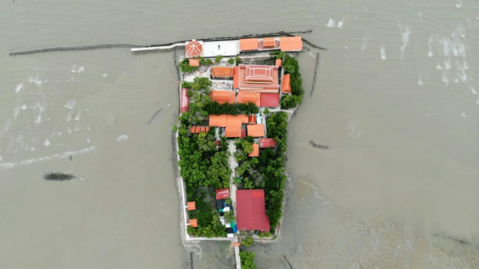 Una escuela de Tailandia resiste ante el avance del mar