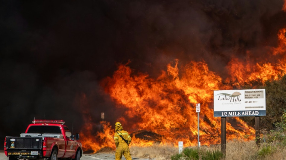 Bomberos avanzan en contención de nuevo incendio al norte de Los Ángeles