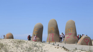 Uruguay, vandalizzate le celebri Dita di Punta del Este